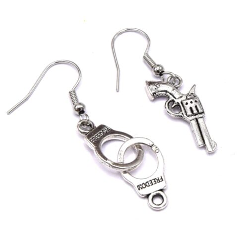 Boucles d’oreilles cowboy – Revolver & menottes, métal argenté