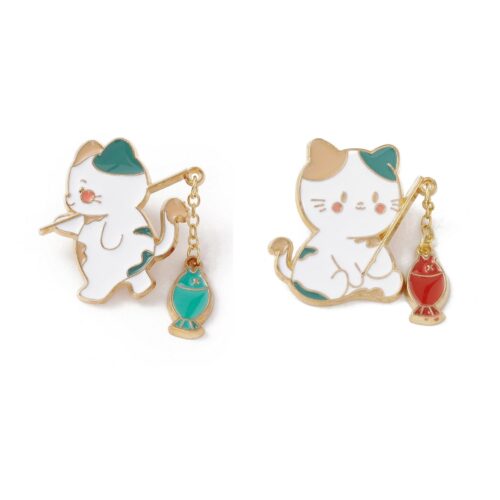 Broche chat pêcheur style manga kawaii en émail multicolore et or clair.