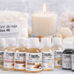 Cire de soja Wax 46 pour bougies parfumées DIY avec parfums et colorants Graine Créative, mise en scène créative avec bougie allumée et éléments naturels