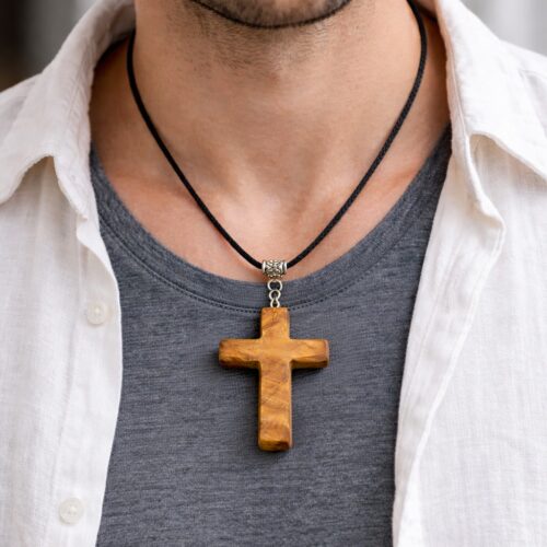 Collier croix en bois d'olivier naturel porté par un homme sur cordon noir