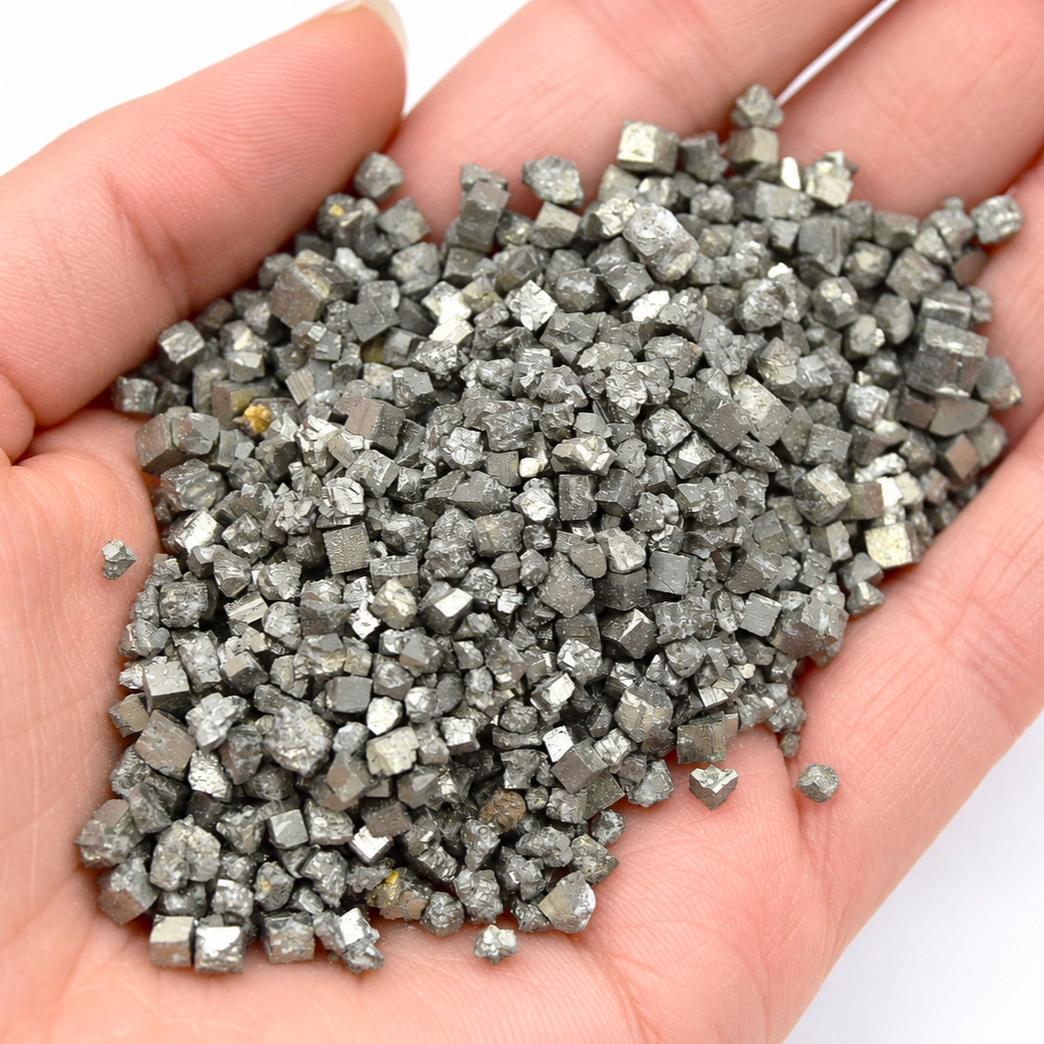 Cristaux métalliques dans la paume pierre de pyrite pépite