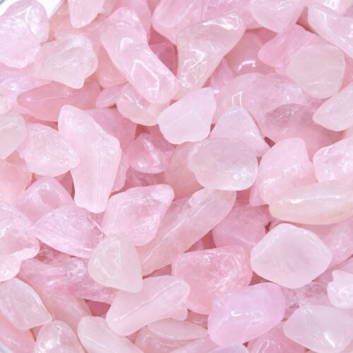 Gros plan de quartz rose poli création de bijoux et activités créatives résine et décoration