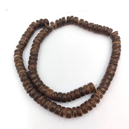 Gros plan sur les perles rondelles coco et trou de passage 1 mm