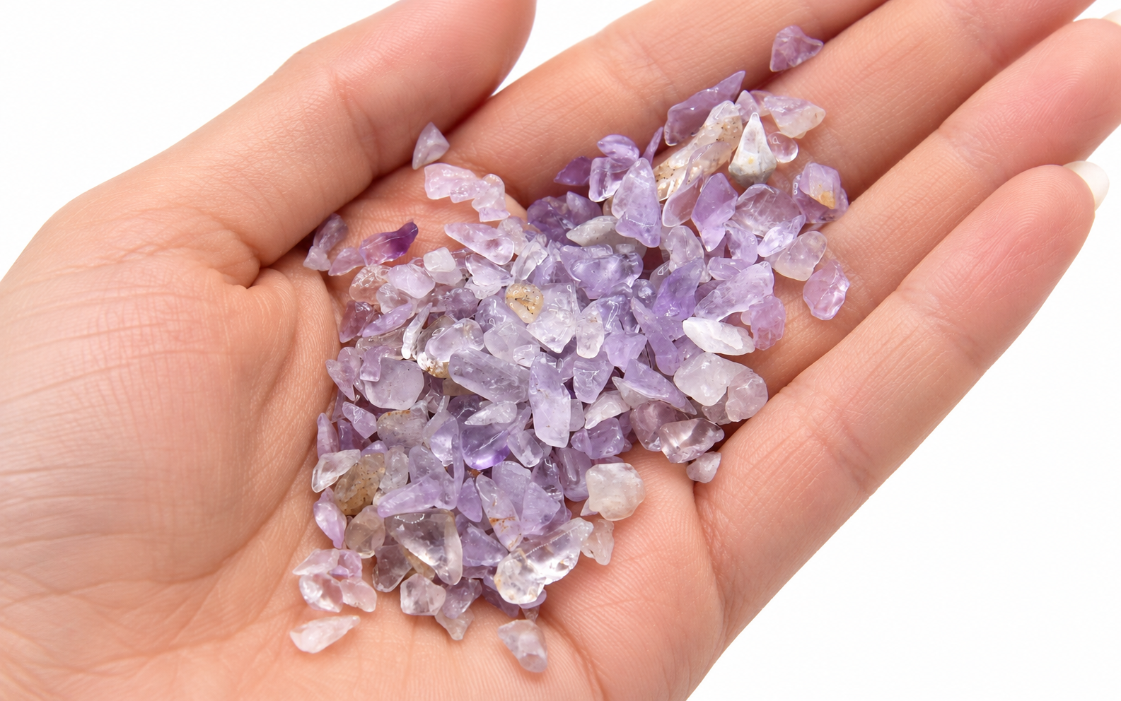 Main ouverte remplie de cristaux violets