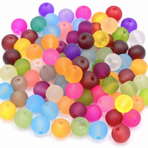Perles givrées multicolores sur fond blanc