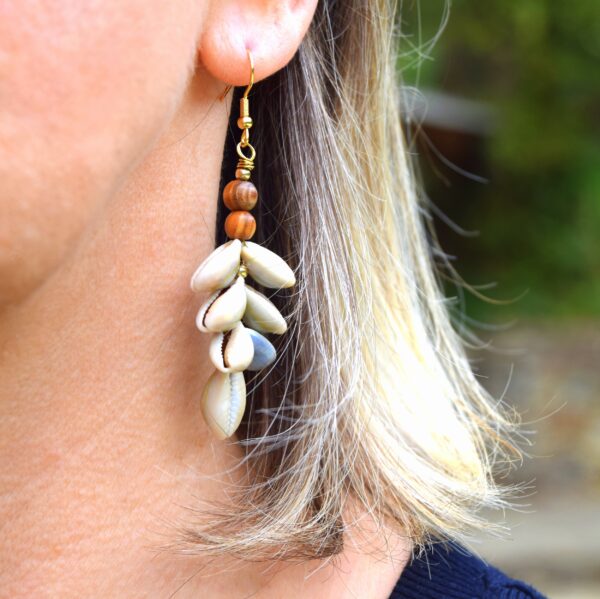Boucles d'Oreilles Coquillages Cauris et Bois d'Olivier x1 – Image 3