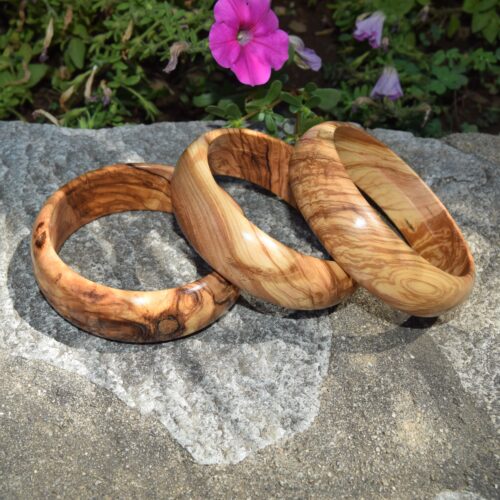 bracelet jonc en olivier corse bijoux femme artisanal sur fond ardoise et fleur