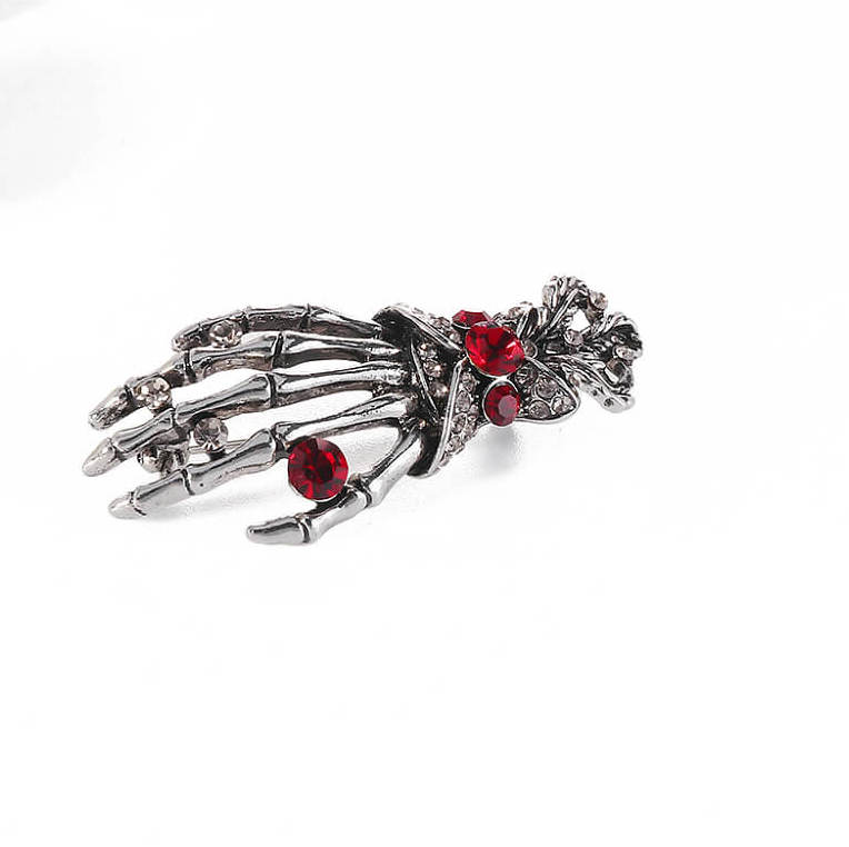 broche main de squelette femme argent et strass rouge gothique po