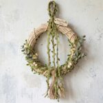 Couronne de décoration rotin blanc et cordon de chanvre feuille tissu pour baptème et mariage champètre