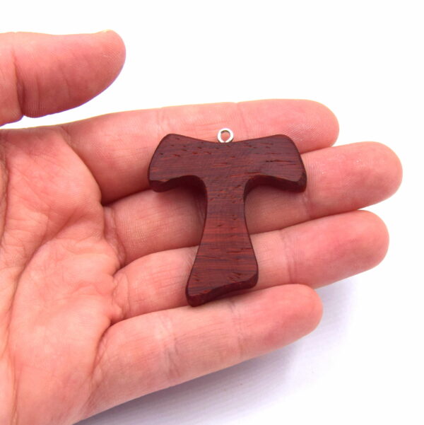 Croix Tau en Bois de Padouk Poli Main 4 cm, Attache piton x1 – Image 3