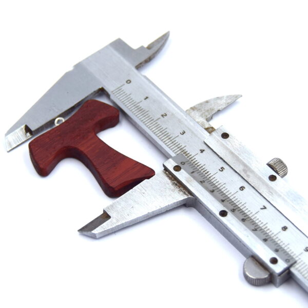 Croix Tau en Bois de Padouk Poli Main 4 cm, Attache piton x1 – Image 7