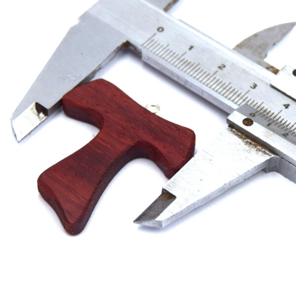 Croix Tau en Bois de Padouk Poli Main 4 cm, Attache piton x1 – Image 6