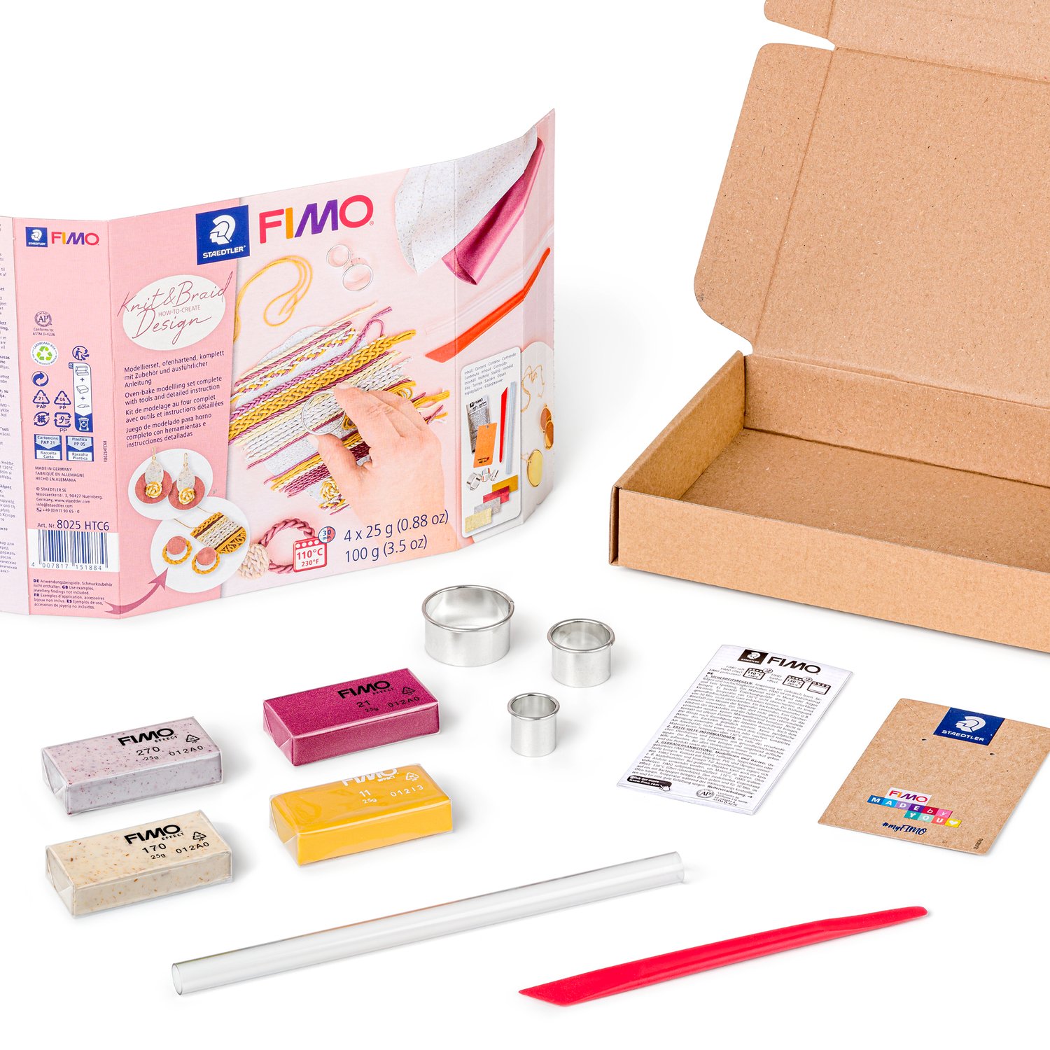 Kit de création de motifs tricot et tresses dans une boîte en carton contenant 4 demi-blocs de 25 g (couleurs assorties), un ensemble de 3 emporte-pièces ronds, 2 outils de modelage, des instructions étape par étape et des instructions FIMO. Sous réserve de modifications.