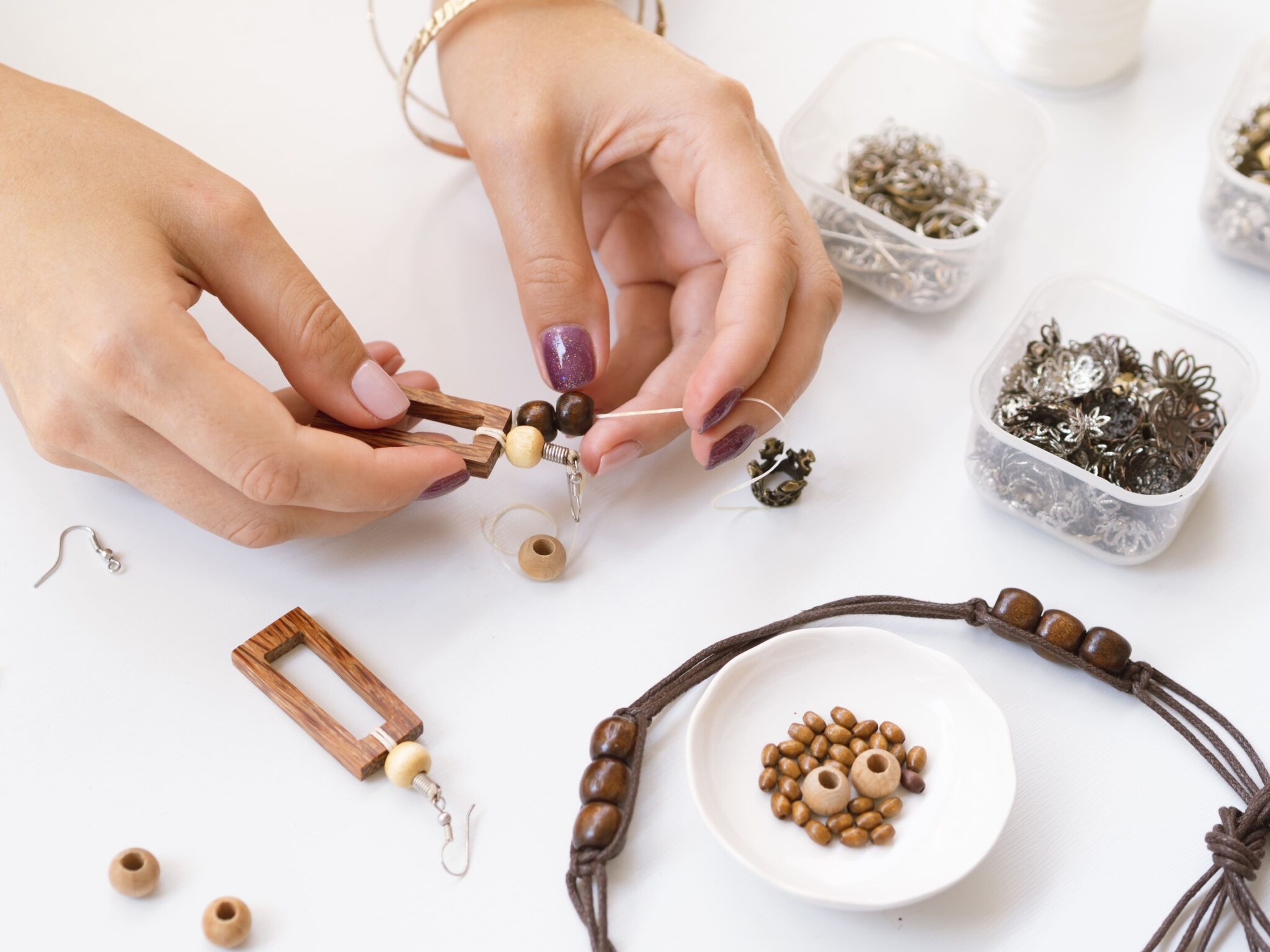 femme-fabriquant-des-accessoires-avec-des-perles-en-bois (1) (2)
