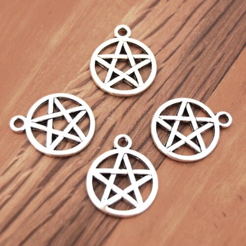 Quatre breloques pentagramme en argent antique, disposées en cercle sur un fond blanc pur et lumineux.