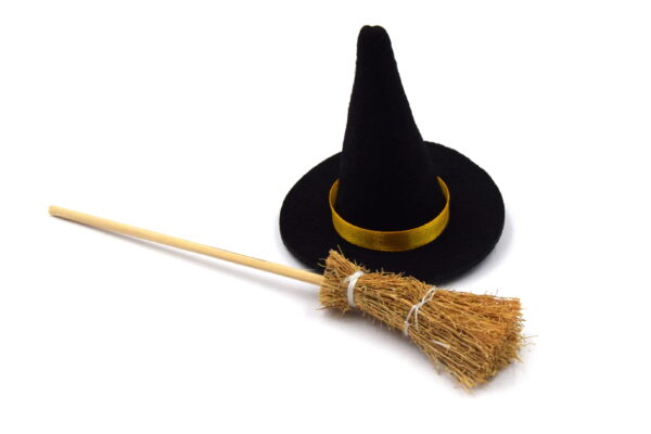 thème halloween balai et chapeau de sorcière