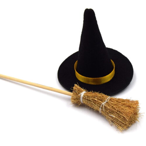 thème halloween balai et chapeau de sorcière