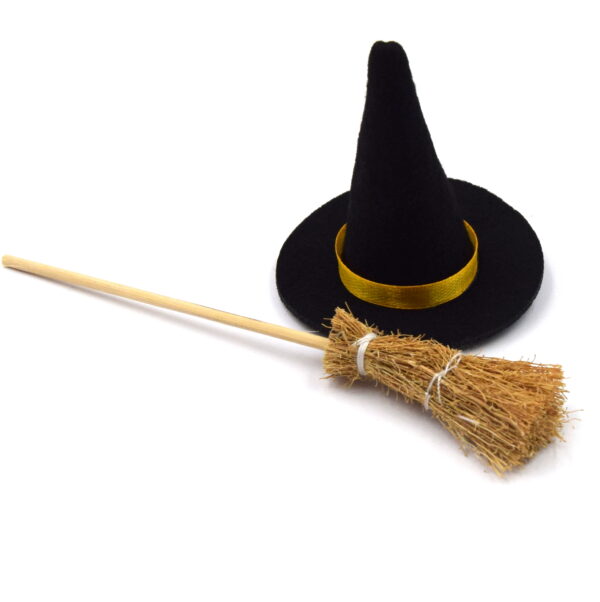 thème halloween balai et chapeau de sorcière
