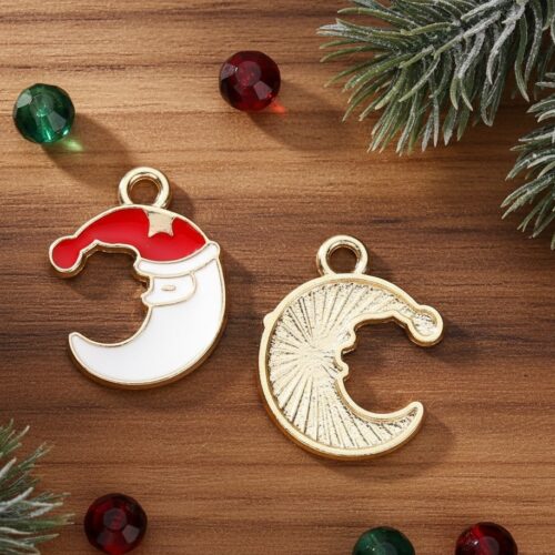 Pendentif Noël croissant de lune en émail avec bonnet rouge pour création de bijoux festifs.