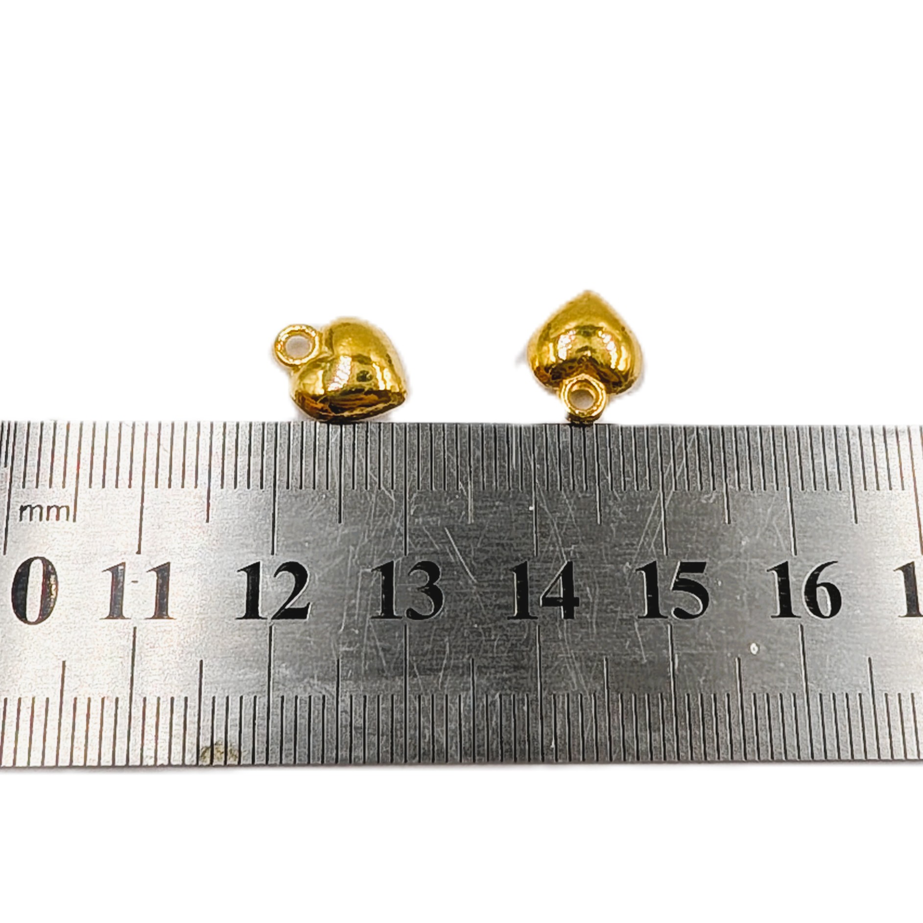 Zoom sur les détails d'une breloque cœur en alliage style tibétain mesurant 11,5x9mm avec un trou de 1,5mm.