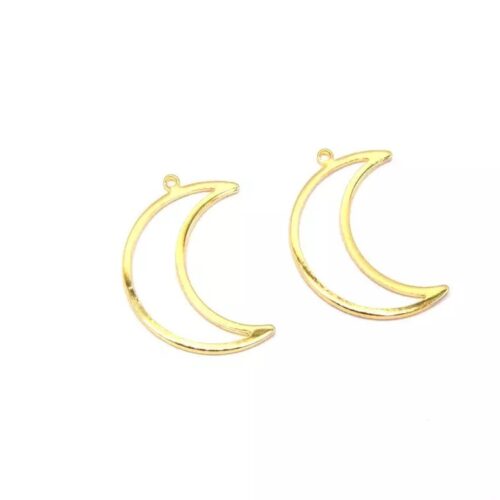 Gros plan d'un pendentif lune creux en laiton plaqué or 18K sur fond blanc pour fabrication de bijoux.