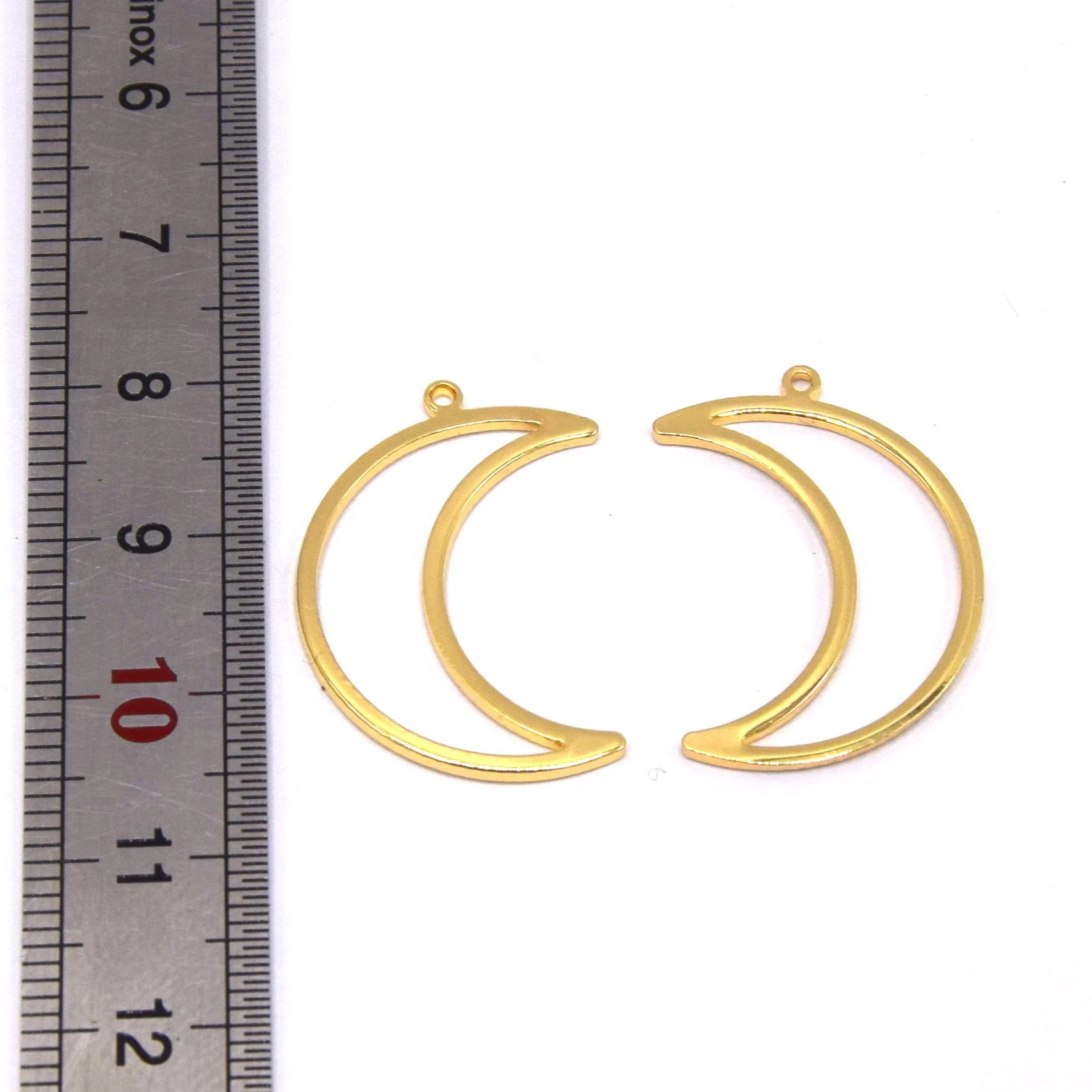 Paire de pendentifs lune creux dorés 26x18mm pour la création de colliers et bracelets de cheville.