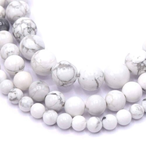 Lot de 20 perles en howlite naturelle blanche veinée de gris. Perles rondes disponibles en 4 mm, 6 mm ou 8 mm pour la création de bijoux.