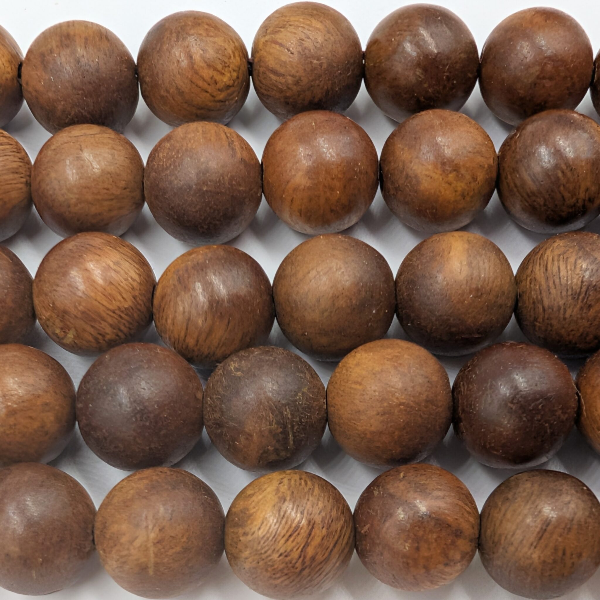 perles bois de santal marron 8mm gros plan