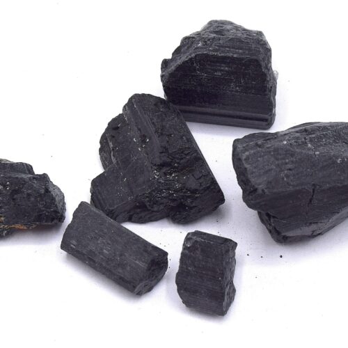 Pierre brute éclat de tourmaline noire minéral naturel