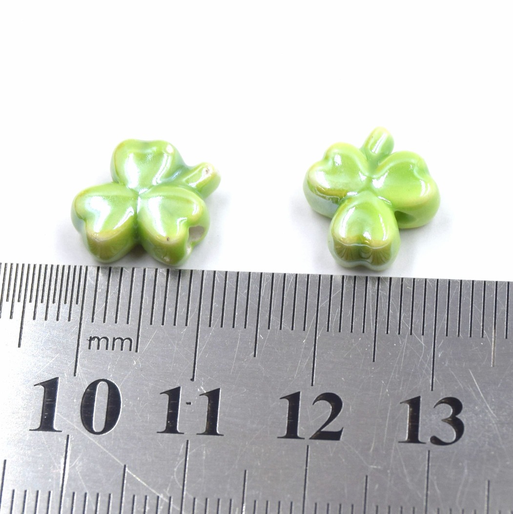 perle trèfle vert en porcelaine porte bonheur, bijoux diy